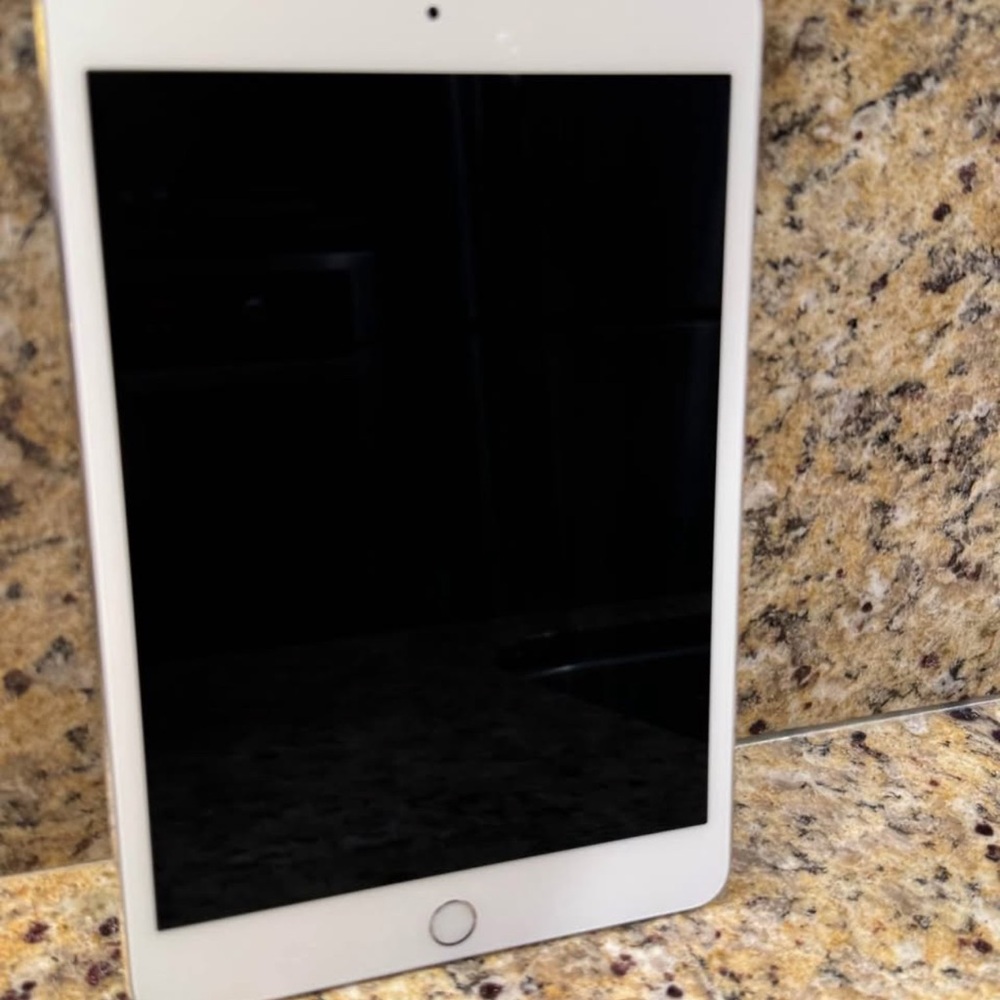 Apple iPad Mini 4, 64GB (Wi-Fi) 7.9-Inch iOS Tablet - Silver - Picture 4 of 8